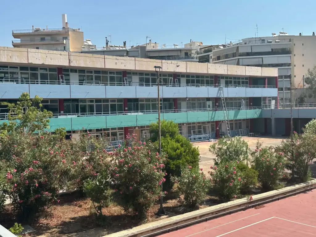 Σχολικό συγκρότημα από την αυλή