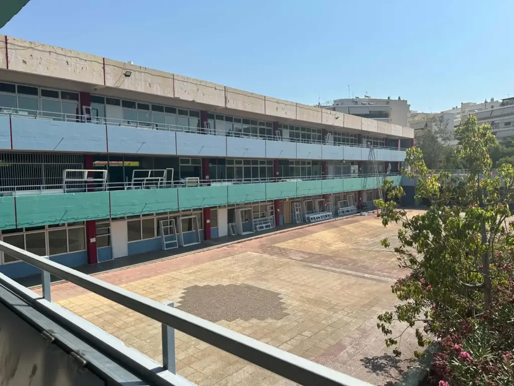 Νέα κουφώματα στοιβαγμένα στους διαδρόμους του σχολείου